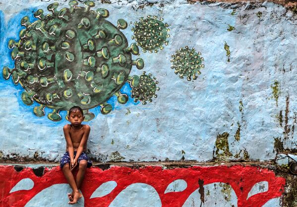 Cậu bé dựa vào bức tường graffiti ở Bogor, Tây Java - Sputnik Việt Nam