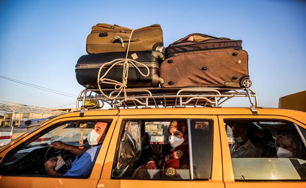 Tài xế taxi và hành khách khi chờ đợi ở cửa khẩu Rafah ở phía nam Dải Gaza - Sputnik Việt Nam