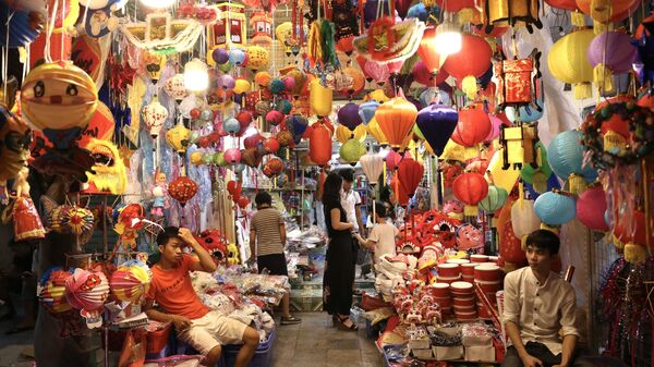 Một cửa hàng đầy màu sắc tại không gian “chợ Trung thu truyền thống”. - Sputnik Việt Nam