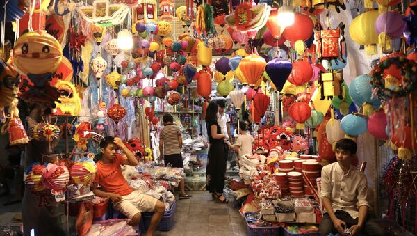 Một cửa hàng đầy màu sắc tại không gian “chợ Trung thu truyền thống”. - Sputnik Việt Nam