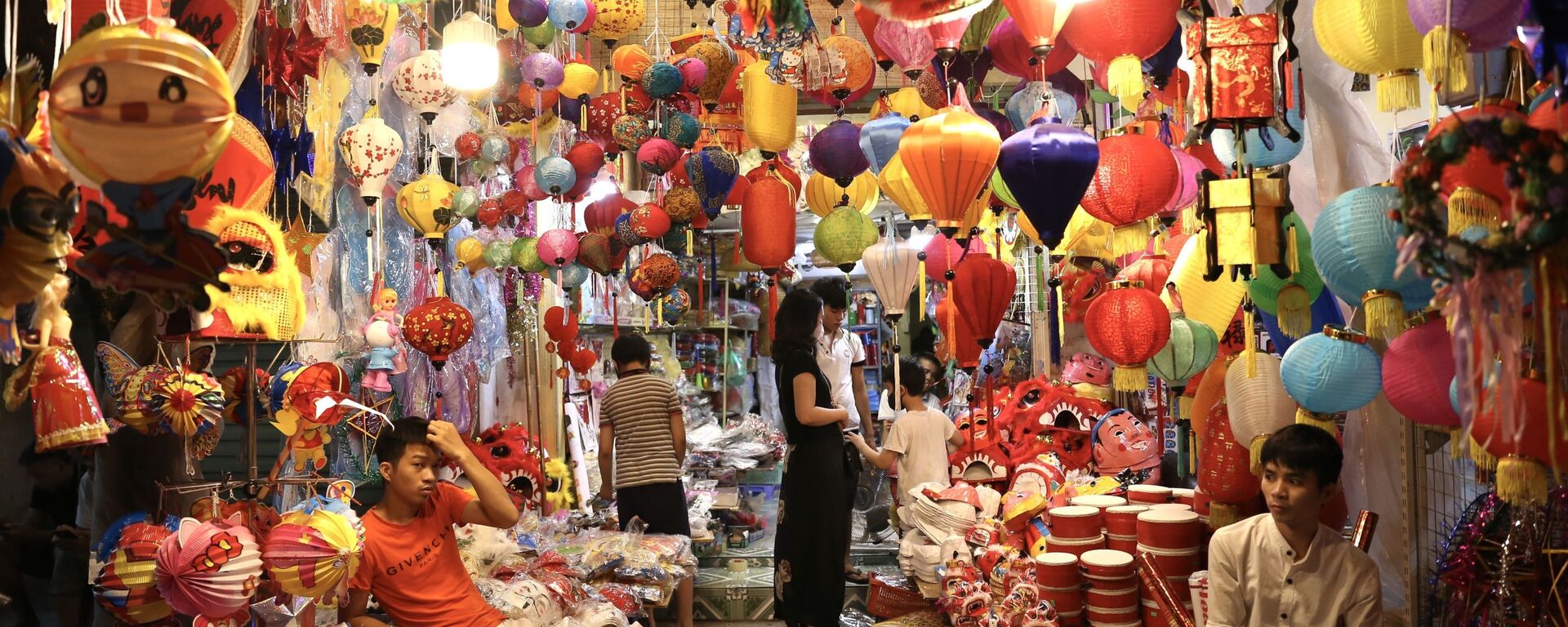 Một cửa hàng đầy màu sắc tại không gian “chợ Trung thu truyền thống”. - Sputnik Việt Nam, 1920, 02.10.2020