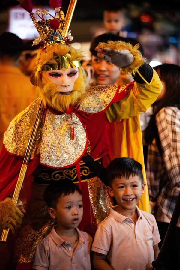 Trẻ em thích thú với hình tượng Tôn Ngộ Không trên phố Hàng Mã. - Sputnik Việt Nam