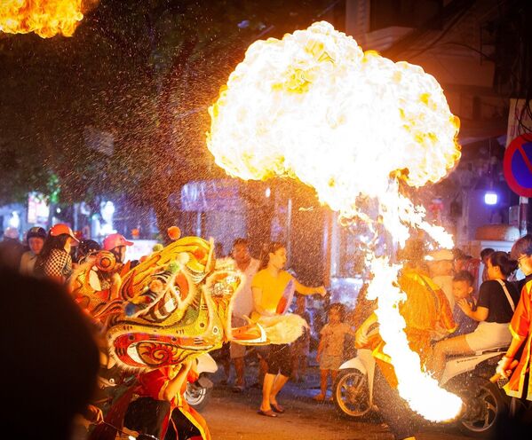 Tiết mục múa lân với lửa tạo nên không khí sôi động trên phố Hàng Chiếu. - Sputnik Việt Nam