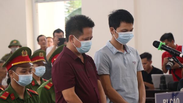 Bị cáo Nguyễn Văn Thiện và Lăng Văn Vân tại phiên tòa. - Sputnik Việt Nam