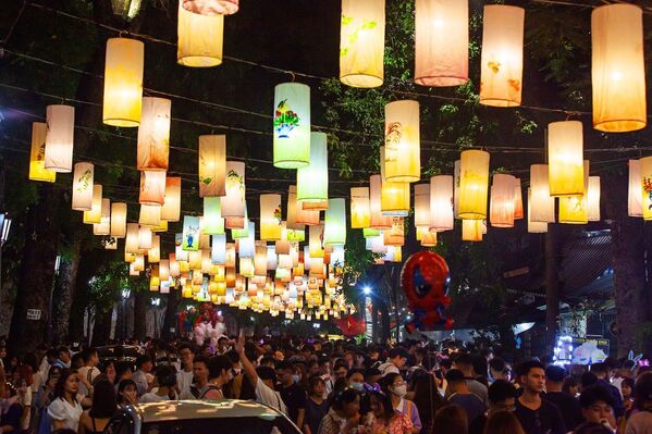 Phố Phùng Hưng được trang trí rực rỡ bởi hàng nghìn chiếc đèn lồng, thu hút người dân đến vui chơi. - Sputnik Việt Nam
