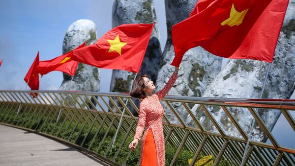 Giới trẻ thích thú được check-in trên Cầu Vàng với dãy cờ Tổ quốc tung bay - Sputnik Việt Nam