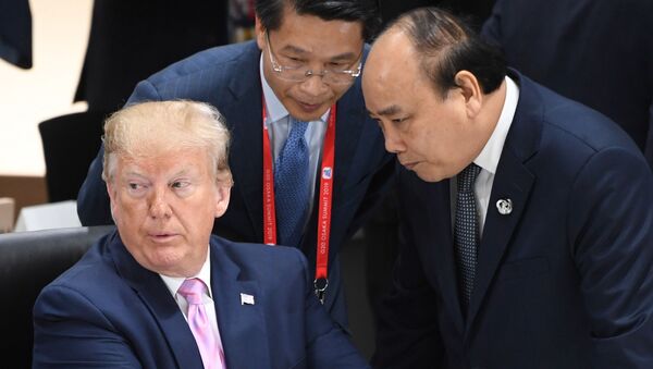 Tổng thống Mỹ Donald Trump (trái) và Thủ tướng Việt Nam Nguyễn Xuân Phúc (phải) tại cuộc họp làm việc đầu tiên của G20 ở Osaka - Sputnik Việt Nam