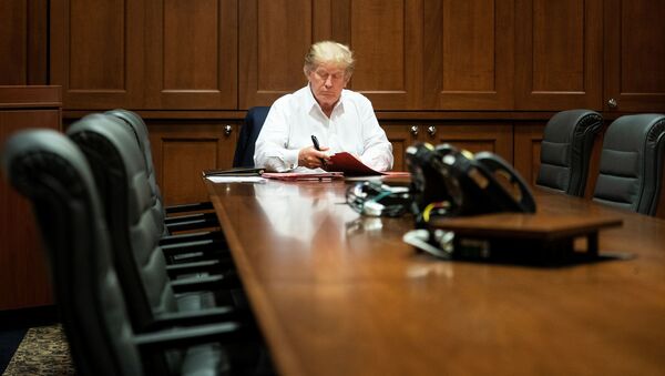 Tổng thống Hoa Kỳ Donald Trump trong một phòng họp trong khi điều trị coronavirus ở Hoa Kỳ - Sputnik Việt Nam