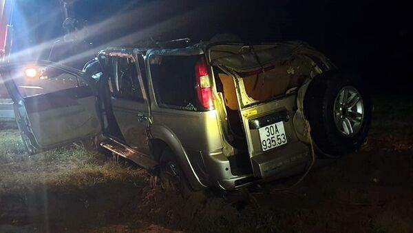 Chiếc xe ô tô 7 chỗ chở 3 nạn nhân trong xe được vớt lên sau vụ tai nạn. - Sputnik Việt Nam