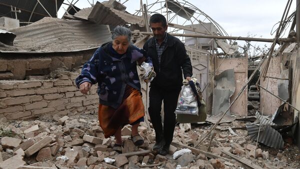 Cư dân của một ngôi nhà bị phá hủy bởi trận pháo kích của thành phố Ganja ở Azerbaijan - Sputnik Việt Nam