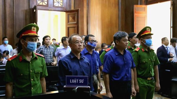 Các bị cáo Nguyễn Thành Tài, Trương Văn Út, Đào Anh Kiệt (từ trái qua) tại phiên tòa ngày 17/9/2020. - Sputnik Việt Nam