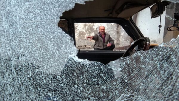 Một chiếc ô tô bị hư hại do pháo kích ở Stepanakert - Sputnik Việt Nam