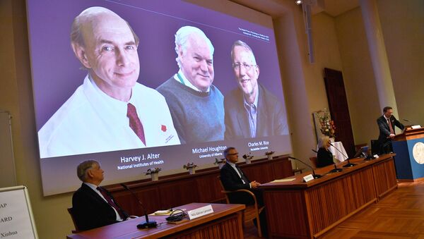 Giải thưởng được trao cho ba nhà khoa học người Mỹ và Anh, là Harvey Alter, Michael Houghton và Charles Rice - Sputnik Việt Nam