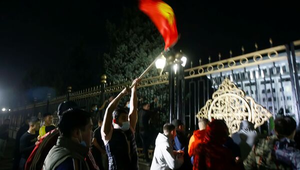 Người biểu tình ở Bishkek, Kyrgyzstan - Sputnik Việt Nam