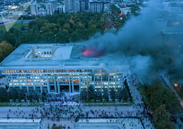 Xảy ra hỏa hoạn trong khu Nhà Trắng bị người biểu tình chiếm giữ ở Bishkek Xảy ra hỏa hoạn trong khu Nhà Trắng bị người biểu tình chiếm giữ ở Bishkek - Sputnik Việt Nam