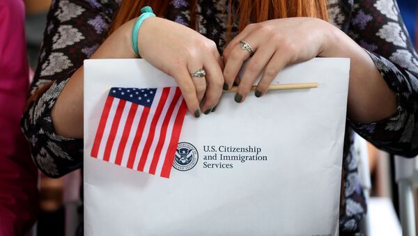 Công dân Hoa Kỳ mới với một lá cờ và tài liệu. - Sputnik Việt Nam