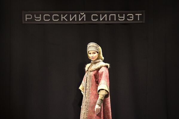 Trình diễn thời trang Hình bóng nước Nga tại Liên hoan phim Quốc tế Moskva lần thứ 42 - Sputnik Việt Nam