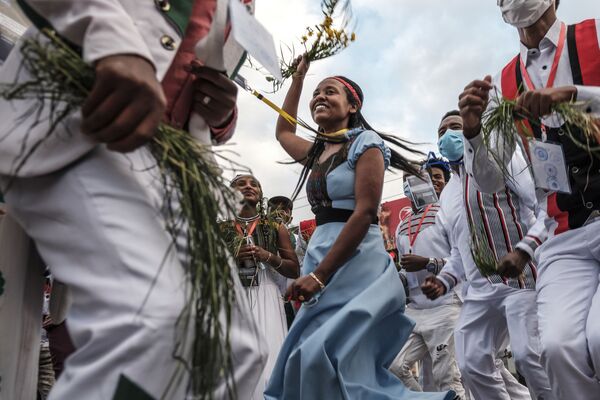 Mọi người nhảy múa trong trang phục truyền thống ở Irreechaa, Addis Ababa - Sputnik Việt Nam