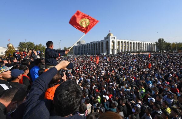 Những người tham gia hành động phản đối chính quyền ở Bishkek - Sputnik Việt Nam
