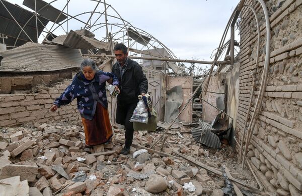 Cư dân của một ngôi nhà bị phá hủy do trận pháo kích của thành phố Ganja (Azerbaijan) - Sputnik Việt Nam