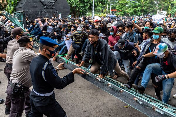 Người biểu tình đụng độ với cảnh sát trong cuộc biểu tình phản đối các cải cách của chính phủ ở Semarang, Indonesia - Sputnik Việt Nam