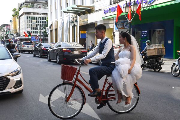Chú rể đưa dâu bằng xe đạp ở Hà Nội, Việt Nam - Sputnik Việt Nam