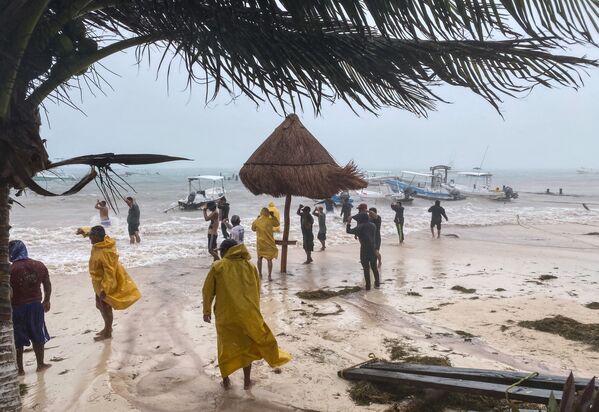 Ngư dân cứu thuyền của mình trong cơn bão Gamma ở Puerto Morelos, Mexico - Sputnik Việt Nam