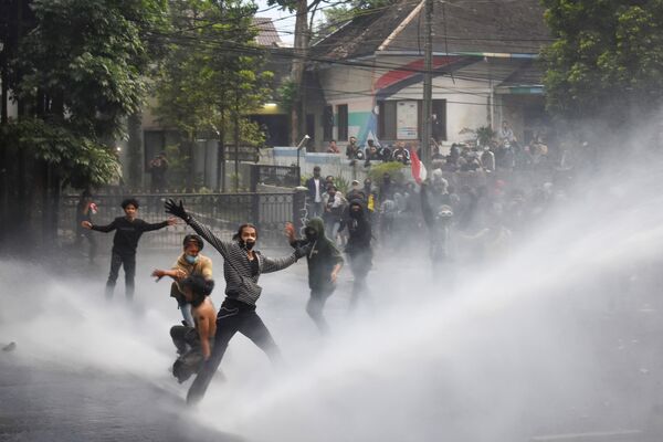 Cảnh sát bắn vòi rồng giải tán sinh viên biểu tình ở Bandung, Indonesia - Sputnik Việt Nam