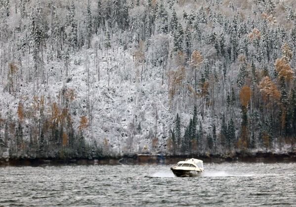Đi thuyền trên sông Yenisei sau trận tuyết đầu tiên ở vùng Krasnoyarsk, Nga - Sputnik Việt Nam
