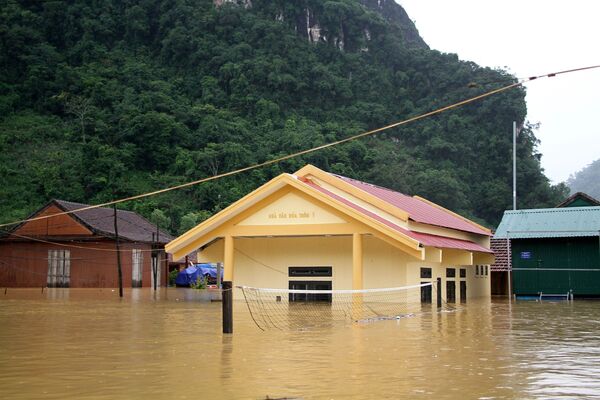 Việt Nam mưa lũ lịch sử ở miền Trung, sẵn sàng huy động trực thăng cứu người Việt Nam mưa lũ lịch sử ở miền Trung, sẵn sàng huy động trực thăng cứu người - Sputnik Việt Nam