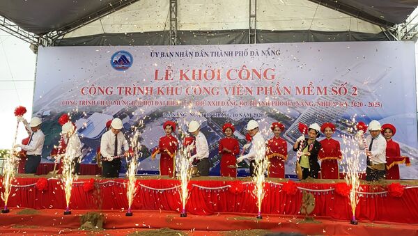 Các đại biểu thực hiện nghi thức khởi công xây dựng Khu Công viên phần mềm số 2 - Sputnik Việt Nam