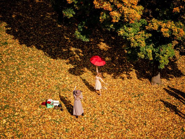 Những cô gái chụp ảnh trong công viên Tsaritsyno, Moskva - Sputnik Việt Nam
