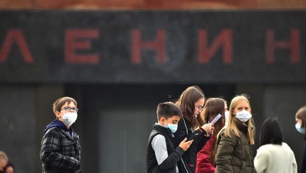 Những người đeo khẩu trang trên Quảng trường Đỏ ở Matxcơva. - Sputnik Việt Nam
