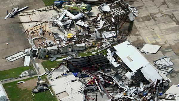 Nhà chứa máy bay sau cơn bão Laura gần hồ Charles, bang Louisiana, Mỹ. - Sputnik Việt Nam