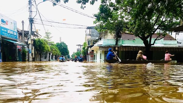 Nhiều tuyến đường tại thành phố Huế bị ngập từ 0,3 - 1m.  - Sputnik Việt Nam