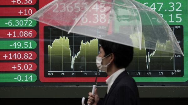 Một người đàn ông đeo khẩu trang trước bảng điểm Nikkei ở Tokyo. - Sputnik Việt Nam