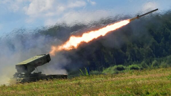 Hệ thống phun lửa phóng loạt hạng nặng dựa trên khung gầm xe tăng T-72 TOS-1a Solntsepek. - Sputnik Việt Nam