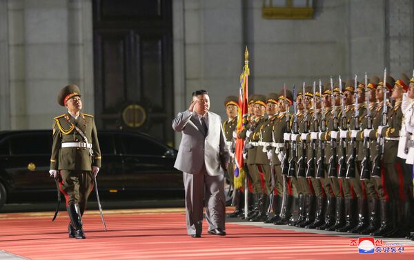 Nhà lãnh đạo CHDCND Triều Tiên Kim Jong-un tại lễ duyệt binh kỷ niệm 75 năm thành lập Đảng Lao động Triều Tiên. - Sputnik Việt Nam