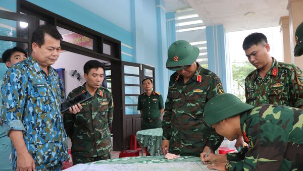 Ban chỉ đạo Sở chỉ huy tiền phương nghiên cứu phương án để tiếp cận hiện trường Rào Trăng 3. - Sputnik Việt Nam