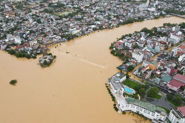Nhìn từ trên không thành phố Huế bị ngập lụt do mưa lớn ở miền Trung Việt Nam - Sputnik Việt Nam