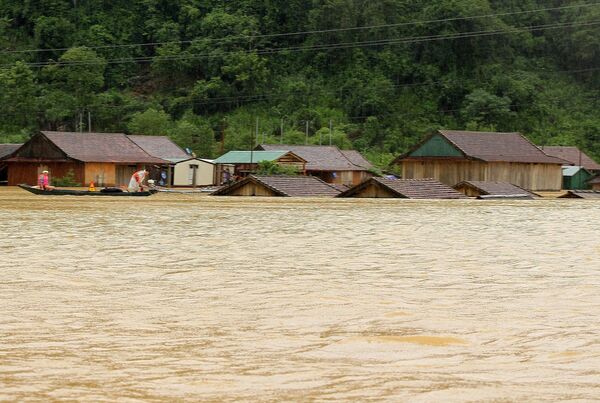 Những ngôi nhà ngập trong nước lũ sau trận mưa lớn ở tỉnh Quảng Bình, miền Trung Việt Nam - Sputnik Việt Nam