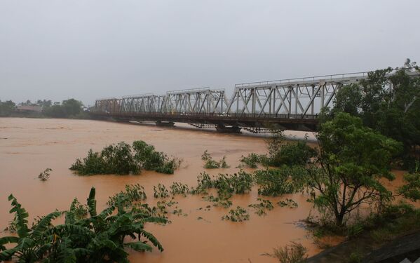 Nước lũ gần chạm đáy cầu đường sắt bắc qua sông Thạch Hãn ở thị xã Quảng Trị - Sputnik Việt Nam