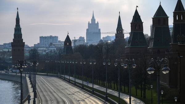 Quang cảnh Kè Kremlin nhìn từ Cầu Bolshoi Moskvoretsky trong chế độ tự cô lập của cư dân - Sputnik Việt Nam