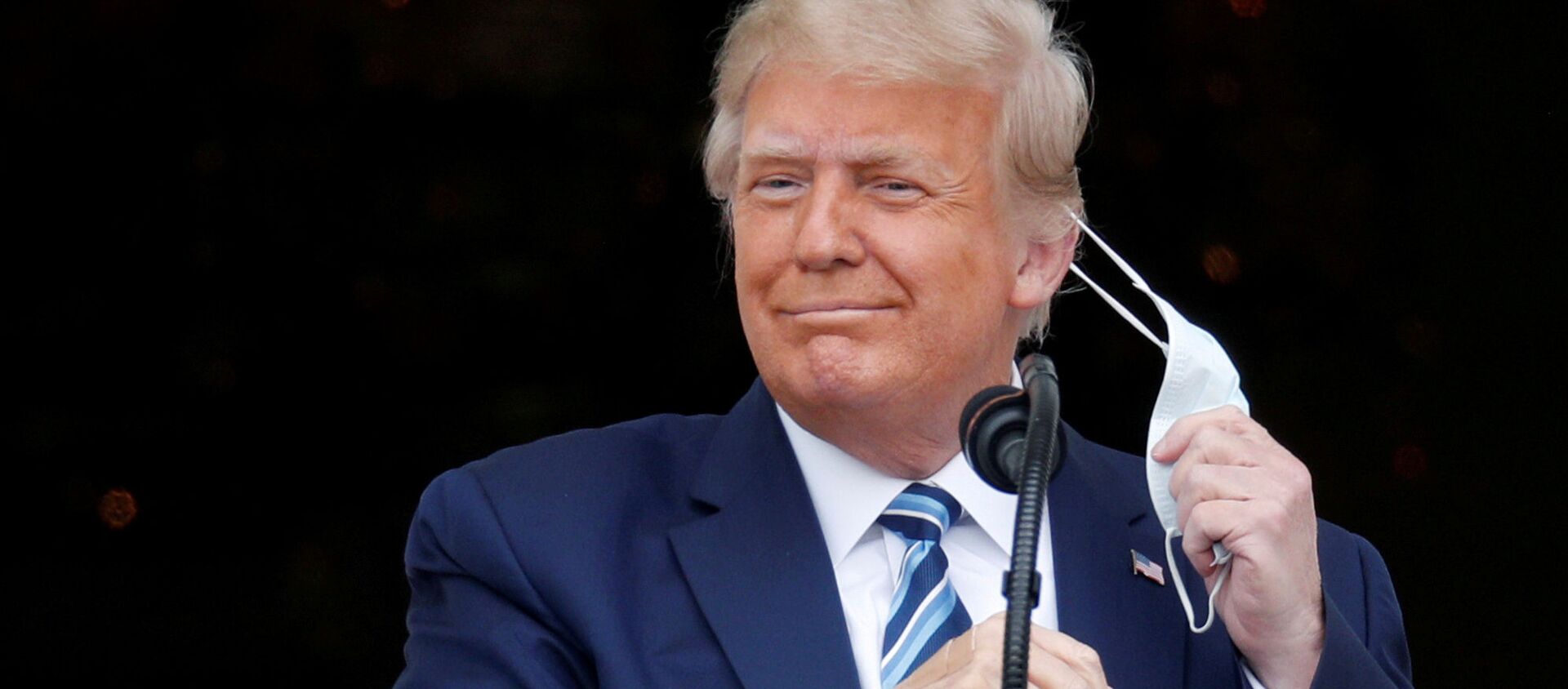 Tổng thống Mỹ Donald Trump tháo mặt nạ - Sputnik Việt Nam, 1920, 21.10.2020