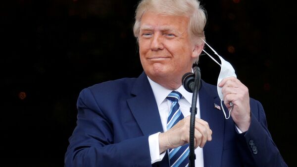 Tổng thống Mỹ Donald Trump tháo mặt nạ - Sputnik Việt Nam