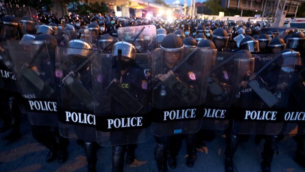 Các nhân viên cảnh sát trong cuộc biểu tình ở Bangkok, Thái Lan - Sputnik Việt Nam
