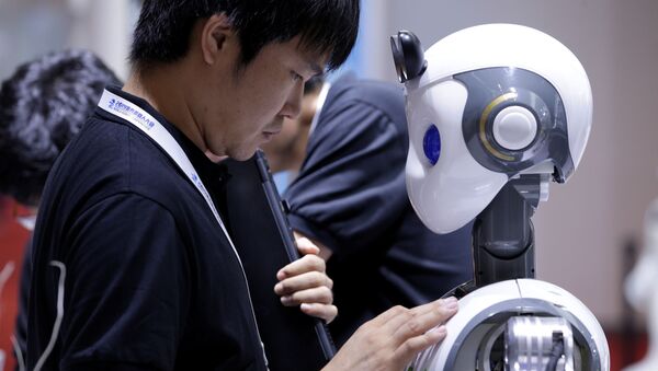 Kỹ sư cài đặt Robot CloudMinds có ký hiệu 5G trước khi phát biểu tại Hội nghị Robot thế giới (WRC) ở Bắc Kinh - Sputnik Việt Nam