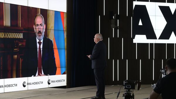 Tổng giám đốc MIA Rossiya Segodnya Dmitry Kiselev phỏng vấn Thủ tướng Armenia Nikol Pashinyan qua cầu truyền hình - Sputnik Việt Nam