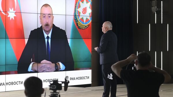 Tổng giám đốc MIA Rossiya Segodnya Dmitry Kiselev phỏng vấn Tổng thống Azerbaijan Ilham Aliyev qua cầu truyền hình - Sputnik Việt Nam