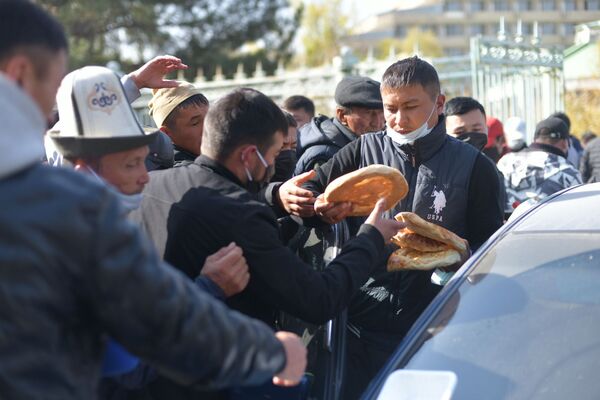 Phân phát bánh mì cho người biểu tình trước khách sạn «Issyk-Kul» ở Bishkek - Sputnik Việt Nam